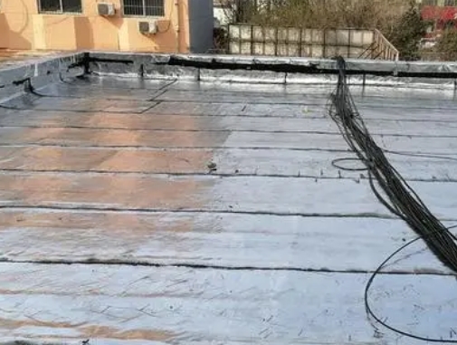 贵港卫生间漏水维修公司分享下贵港屋面楼顶防水刚性防水层施工要点。